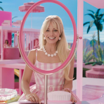 ‘Barbie’ tem muito a dizer, dispensa rótulos e é um dos filmes mais divertidos do ano