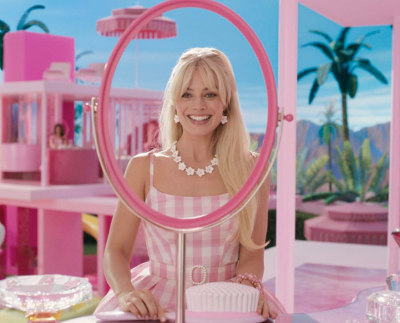 ‘Barbie’ tem muito a dizer, dispensa rótulos e é um dos filmes mais divertidos do ano