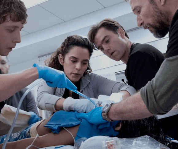 “The Pitt” transforma o caos em reflexão sobre o limite humano