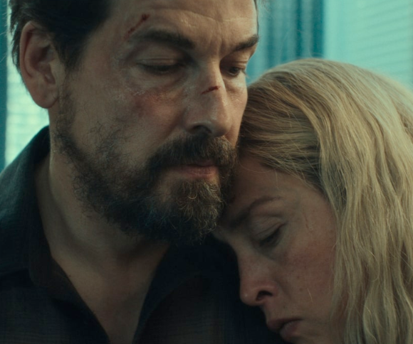 “Unfamiliar”, na Netflix, transforma clichês de espionagem em trama eficiente